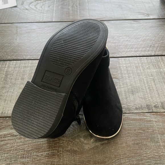 100% microsuede. Inside zipper
Buckle detail 
Pull-tab at back
Man made outsole - Picture 3 of 3